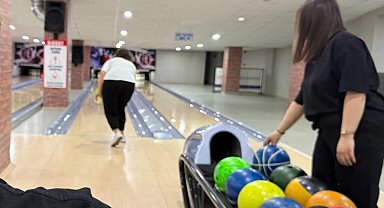 Çorum'da anneler bowlingde buluştu