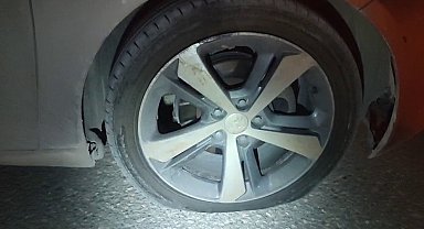 Çukura giren otomobilin lastikleri patladı