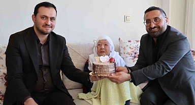 Cumhuriyet'le yaşıt Nazife nineye Anneler Günü sürprizi