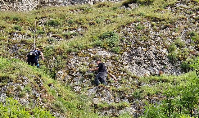 Dağdaki oyukta mahsur kalan 2 genç kurtarıldı
