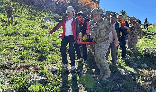 Dağlık alanda düşerek yaralan şahsı ekipler kurtardı