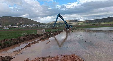 Demirözü'nde debisi yükselen derelerde çalışma başlatıldı