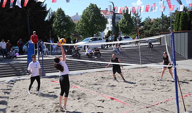 Denizi olmayan Bolu'da plaj voleybolu oynadılar
