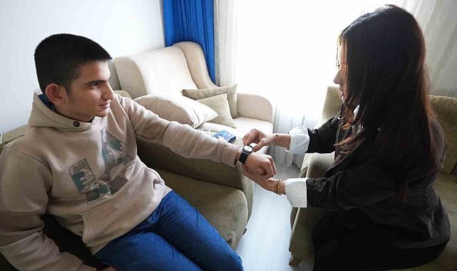 Denizli Büyükşehirin akıllı saat projesi vatandaşlardan tam not aldı
