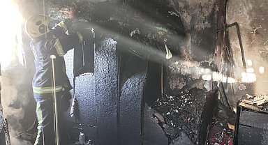 Denizli'de 4 katlı apartmanın çatısında çıkan yangında ev kullanılamaz hale geldi