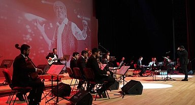 Denizli'de Edip Akbayram şarkılarıyla unutulmaz bir konser