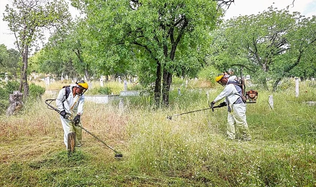 Denizli'de mezarlıklar Kurban Bayramı'na hazır