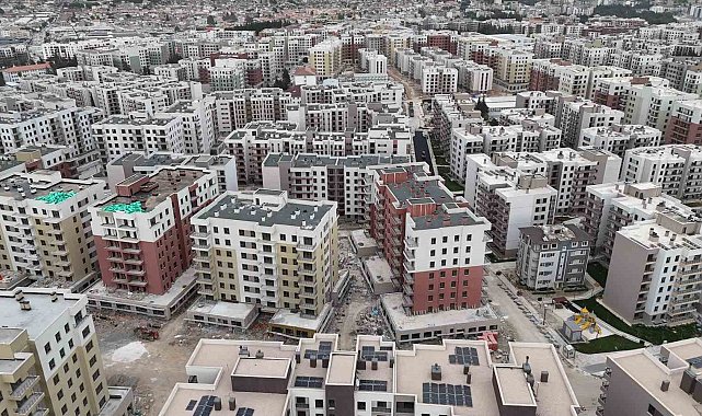 Depremde yüzlerce kişiye mezar olan ve yeniden inşa edilen mahallede şükür namazı kılındı
