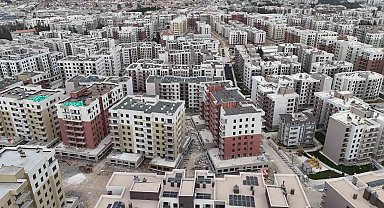 Depremde yüzlerce kişiye mezar olan ve yeniden inşa edilen mahallede şükür namazı kılındı