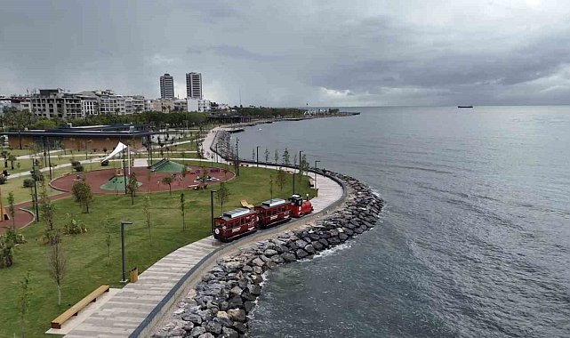 Depremin izlerinin silindiği İskenderun sahili ücretsiz nostaljik trenle şenlendi