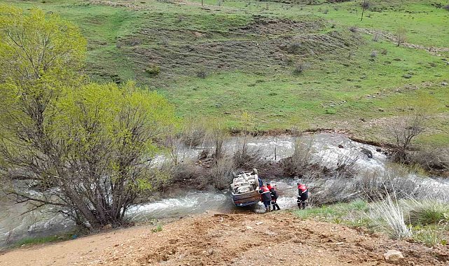 Dereye uçan araçtaki 5 kişi yaralandı