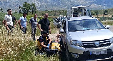 Devrilen traktörden kabin sayesinde yaralı kurtuldu