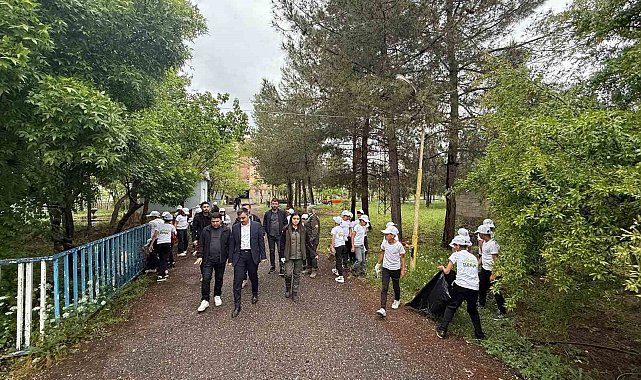Dicle Kaymakamı Mustafa Atış, yeşil vatan için öğrencilerle birlikte okul bahçesini temizledi