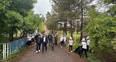Dicle Kaymakamı Mustafa Atış, yeşil vatan için öğrencilerle birlikte okul bahçesini temizledi