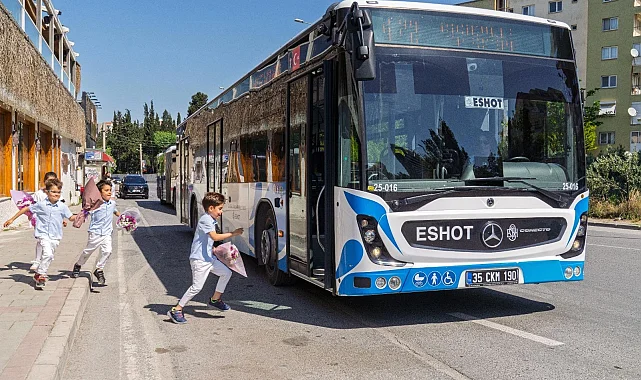 Direksiyon başında bir anne, durakta bekleyen dört kalp!