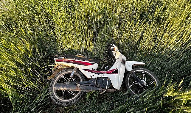 Direksiyon hakimiyetini kaybeden motosiklet sürücüsü tarlaya uçtu: 2 yaralı
