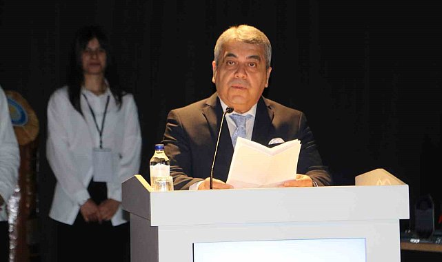 DİSİDER Başkanı Akbaş, mühendislik fakültesinden mezun olan öğrencilere deneyimlerini aktardı