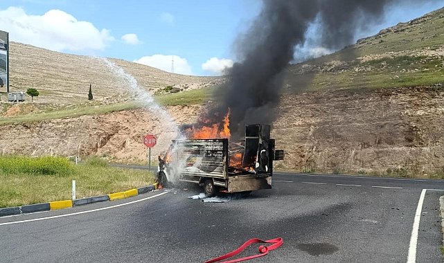 Diyarbakır'da seyir halindeki kamyonet alev topuna döndü