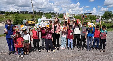 Diyarbakır'da 'Masal Sandığı' projesiyle kitaplar çocuklara ulaştırıldı