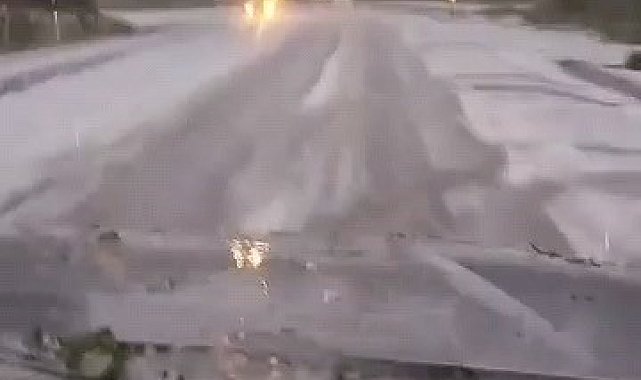Dolu yağışı yolu beyaza bürüdü