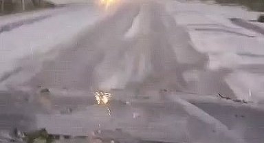 Dolu yağışı yolu beyaza bürüdü