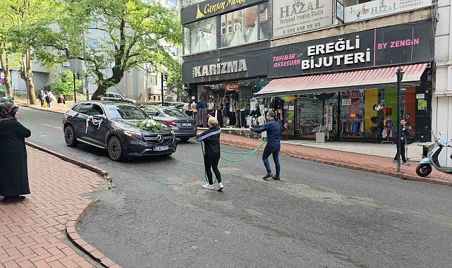 Düğün konvoyunu zincirli sürpriz durdurdu