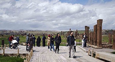 Dünyanın en büyük tarihi İslam mezarlığında ziyaretçi yoğunluğu başladı