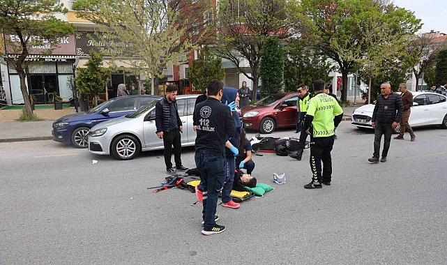 Duran otomobile çarptı, o anlar kameralara yansıdı: 1 yaralı