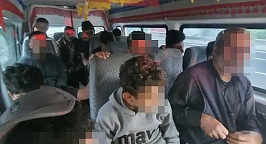 Durdurulan araçtan 15 düzensiz göçmen çıktı: Sürücü cezaevine gönderildi