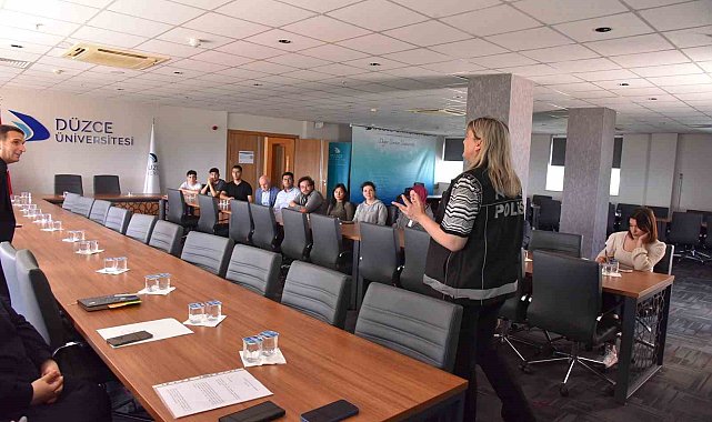 Düzce Üniversitesi'nde en iyi narkotik polisi anne konferansı