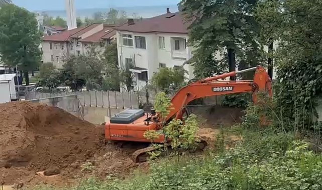 Düzce'de inşaat alanında toprak kaydı, bina sakinleri sokağa döküldü