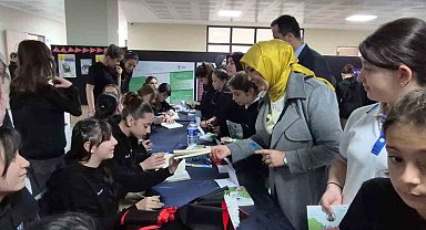 Düzce'de minik yazarlar imza günü yaptı