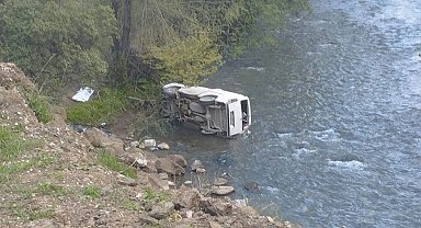 Düzce'de ticari minibüs şarampole devrildi: 1 ölü