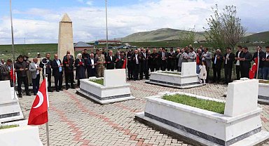 Edebük şehitleri kabirleri başında anıldı