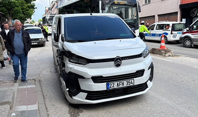 Edirne'de kontrolden çıkan panelvan park halindeki araçlara çarptı: 2 yaralı