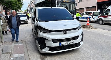 Edirne'de kontrolden çıkan panelvan park halindeki araçlara çarptı: 2 yaralı