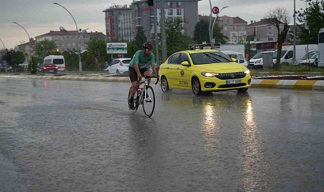 Edirne'de sağanak yağış etkili oldu, sürücüler zor anlar yaşadı