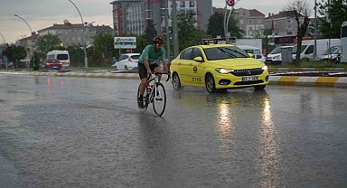 Edirne'de sağanak yağış etkili oldu, sürücüler zor anlar yaşadı