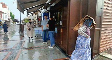 Edirne'de sağanak yağış: Vatandaşlar karton ve poşetle yağmurdan korunmaya çalıştı