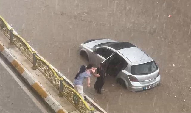 Edirne'de yollar göle döndü: Araçlar mahsur kaldı