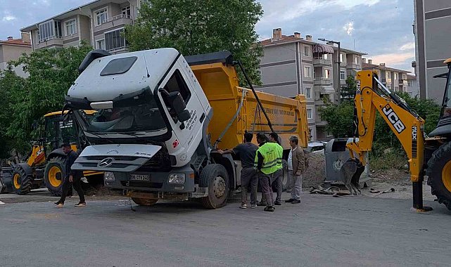 Edirne'de yüklü hafriyat kamyonu damperini kaldırınca devrildi
