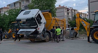 Edirne'de yüklü hafriyat kamyonu damperini kaldırınca devrildi