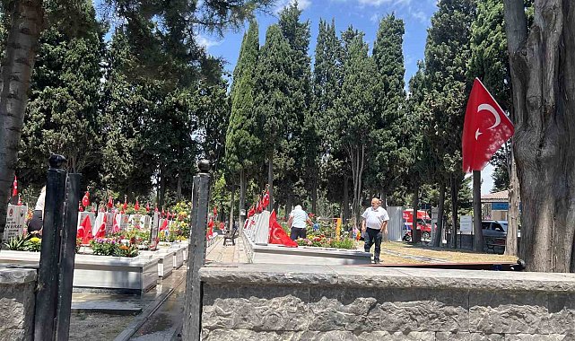 Edirnekapı Şehitliği'nde hüzünlü bayram: Şehit aileleri yakınlarını ziyaret etti