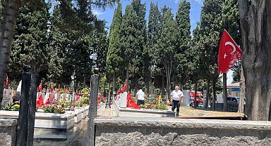 Edirnekapı Şehitliği'nde hüzünlü bayram: Şehit aileleri yakınlarını ziyaret etti