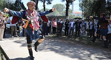 Efe kıyafeti giydiler, zeybekte buluştular