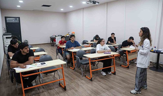 Efeler'de gençlere sınav desteği