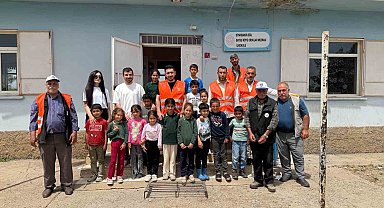 Eğil Belediyesi personelleri öğrencilerle fidan dikti