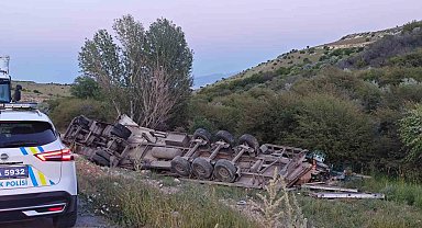 Ekmek yüklü tır şarampole devrildi