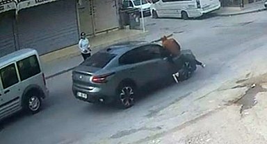 El sallayıp karşıya geçmek isterken otomobil çarptı
