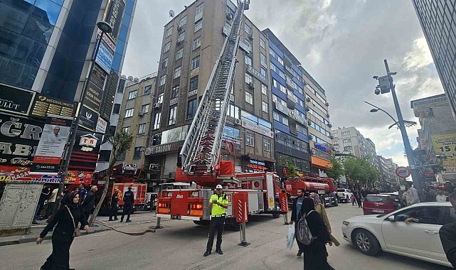 Elazığ'da iş merkezinin çatısında yangın paniği